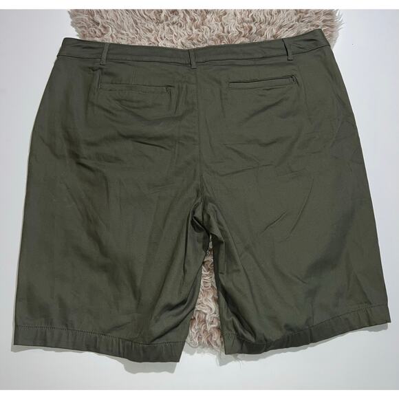 St. John bay women’s new green mid rise Bermuda shorts - Picture 10 of 12